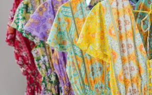 5 pieces of the same dress representing dani fashion low moq manufacturing capability